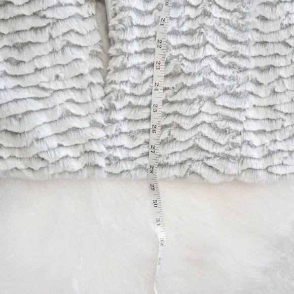 Betsey Johnson Size M/L White Gray Faux Fur Vest with Satin Lining - Picture 8 of 8